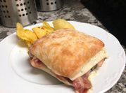 Una foto de bocadillo de beicon y queso