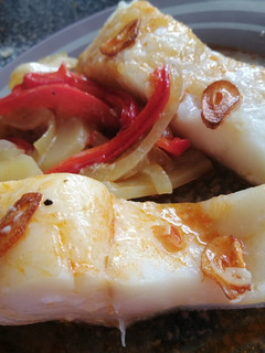 Una foto de Bacalao al horno con baño de ajo y pimentón