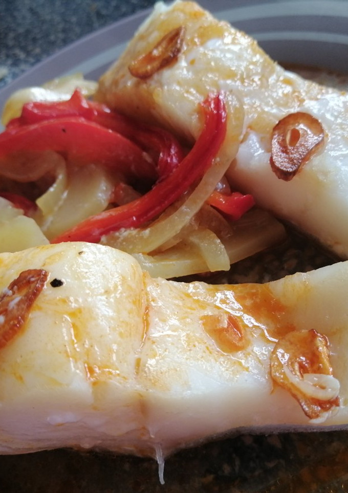 Una foto de Bacalao al horno con baño de ajo y pimentón
