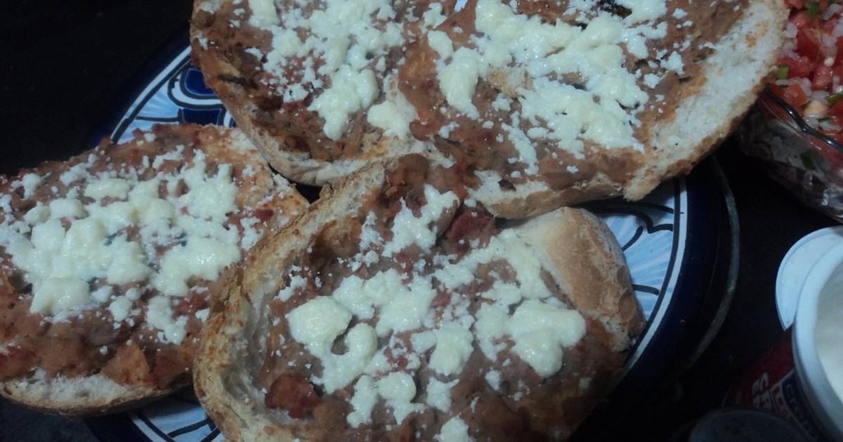 Tostaditos de bolillo con frijoles con carne y queso gratinados Receta de  MARTÍN GERARDO RAMÍREZ CORREA- Cookpad