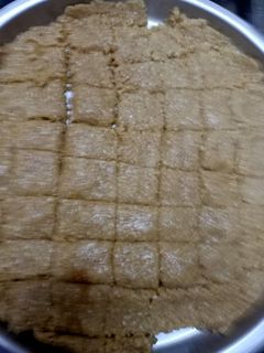 तिळगुळाची वडी (til gulachi vadi recipe in marathi) रेसिपी चे मुख्य फोटो