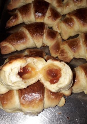 Una foto de Medialuna con dulce de membrillo