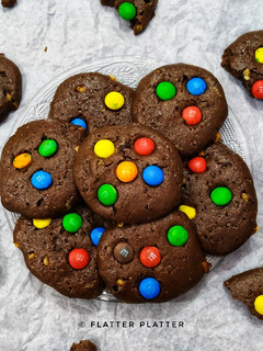A picture of M & M Chocolate chip Cookies.