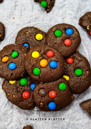 A picture of M & M Chocolate chip Cookies.