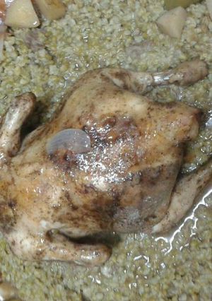 صورة لوصفة دجاج محشي فريكة بكيس الفرن مع خضار