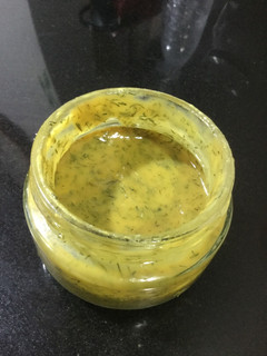 Una foto de Vinagreta de mostaza y eneldo