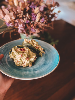 Una foto de Aguacates rellenos de “cous cous”