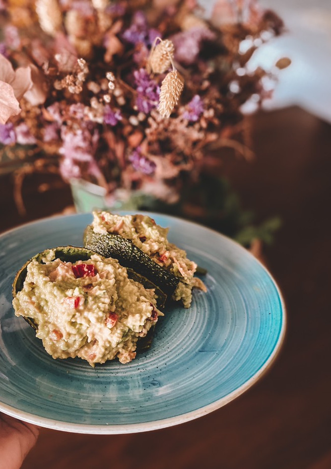 Una foto de Aguacates rellenos de “cous cous”
