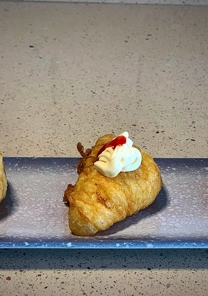 Una foto de Tacos de rape rebozados, mayonesa y sriracha