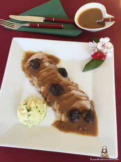 Una foto de Cinta de lomo en salsa de cebolla y manzana