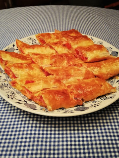 Sajtos, sonkás leveles tészta recept fotója
