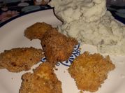 Una foto de pollo frito crujiente