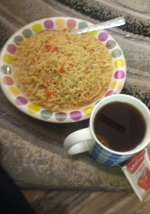 A picture of Noodles and black tea.