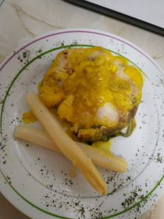 Una foto de Tintorera en salsa con espárragos blancos