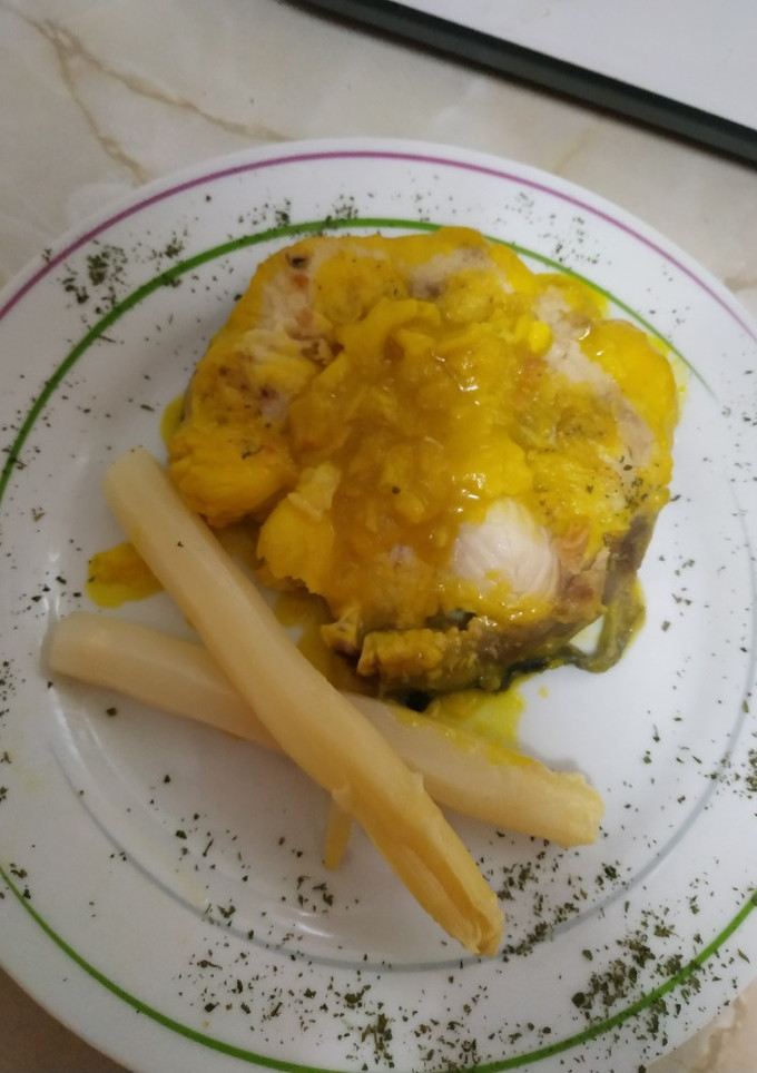 Una foto de Tintorera en salsa con espárragos blancos