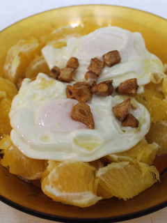 Una foto de Huevos fritos con naranjas