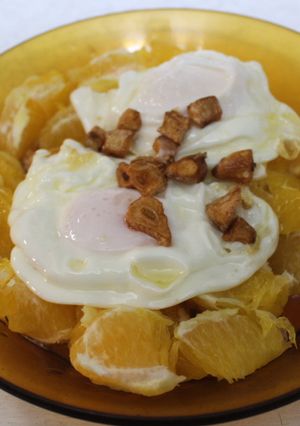 Una foto de Huevos fritos con naranjas
