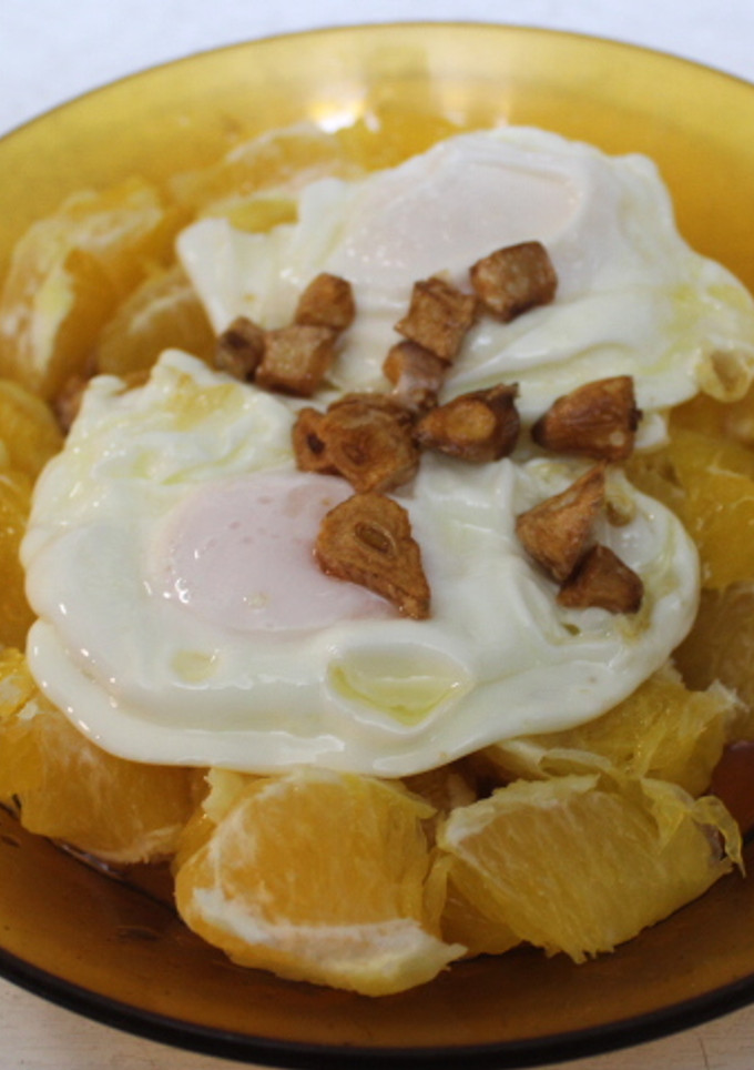 Una foto de Huevos fritos con naranjas