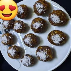 A picture of Dates dry fruits balls.