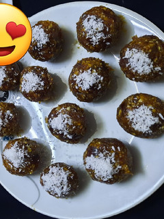A picture of Dates dry fruits balls.