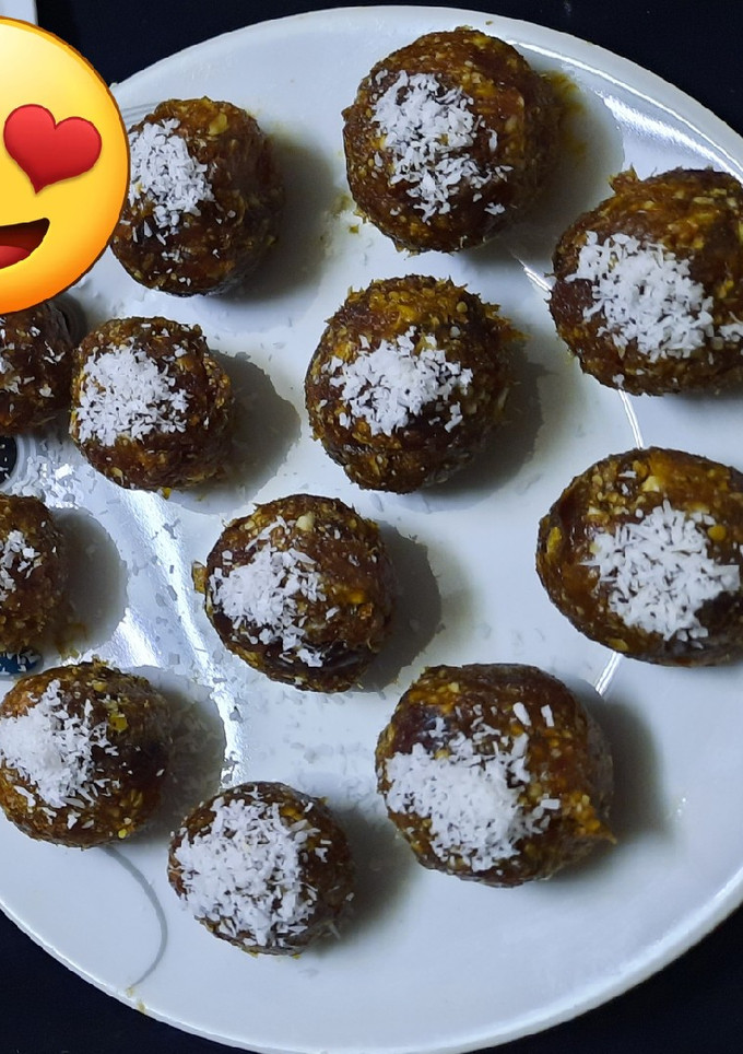 A picture of Dates dry fruits balls.