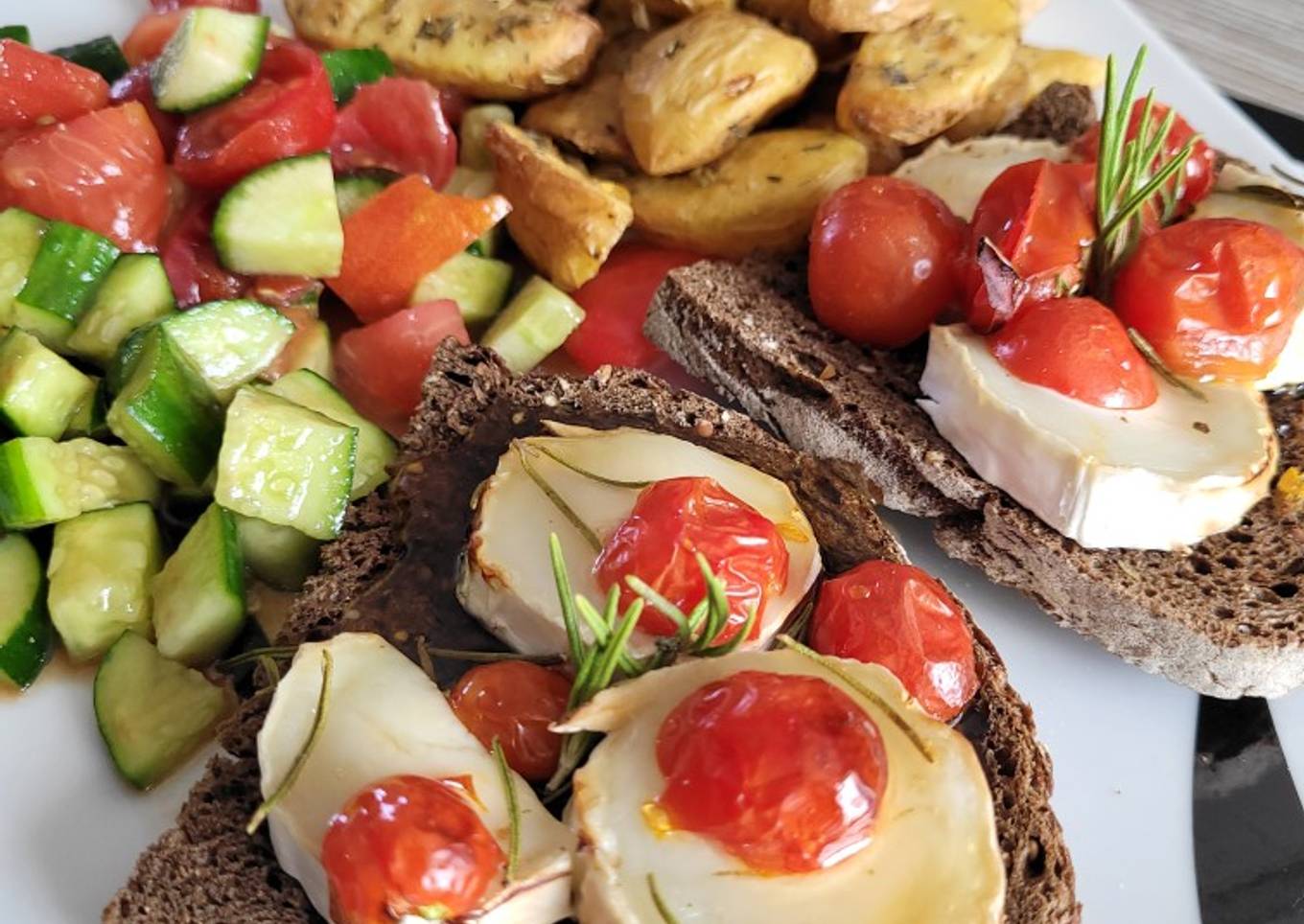 Tartine chèvre miel Tomates et romarin