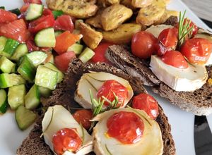 Une photo de Tartine chèvre miel Tomates et romarin