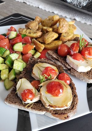 Une photo de Tartine chèvre miel Tomates et romarin