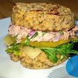 Sándwich de atún en pan de avena hecho en el microondas
