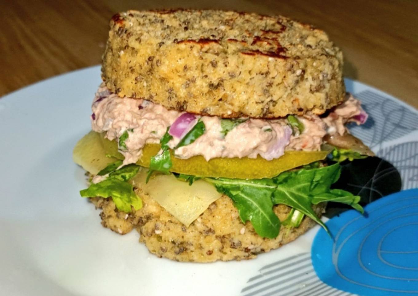 Sándwich de atún en pan de avena hecho en el microondas