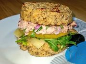 Una foto de sandwich con rúcula