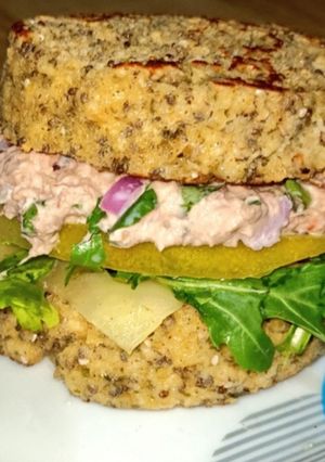 Una foto de Sándwich de atún en pan de avena hecho en el microondas