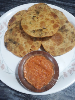 बथुए आलू की पूरी (Bathue aloo ki puri recipe in Hindi) रेसिपी मुख्य फोटो