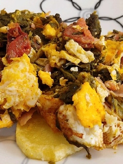 Una foto de Huevos rotos con grelos