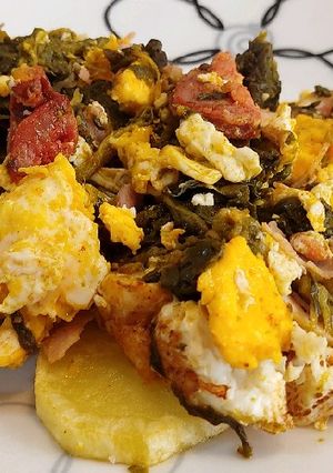 Una foto de Huevos rotos con grelos