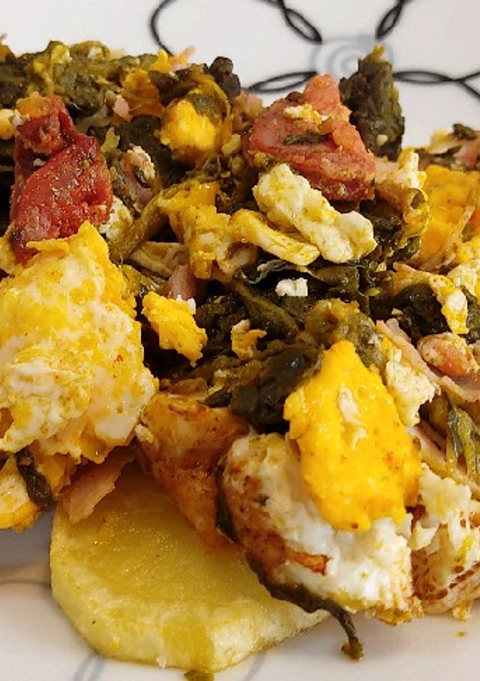 Una foto de Huevos rotos con grelos
