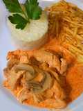 Strogonoff de pollo con papas pay (Estrogonofe de frango com batata palha)