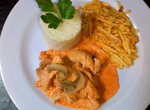 Una foto de Strogonoff de pollo con papas pay (Estrogonofe de frango com batata palha)