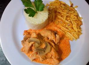 Una foto de Strogonoff de pollo con papas pay (Estrogonofe de frango com batata palha)