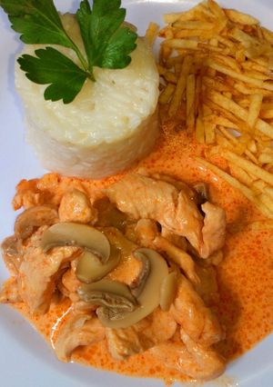 Una foto de Strogonoff de pollo con papas pay (Estrogonofe de frango com batata palha)
