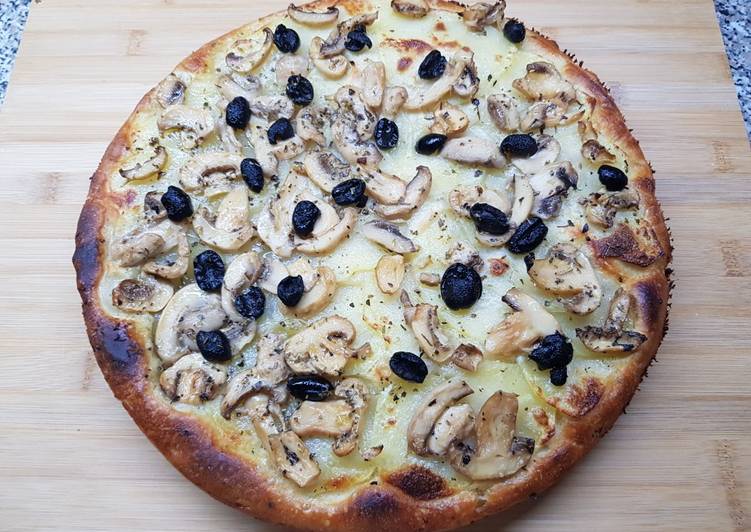 Focaccia pugliese con patate, funghi e olive nere