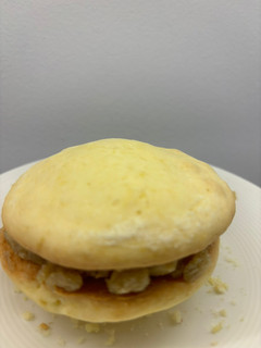 Una foto de Alfajor maicena relleno de cajú y limón