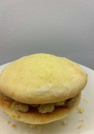 Una foto de Alfajor maicena relleno de cajú y limón