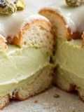 Donuts de pistacho con crema de pistacho, glaseado de chocolate blanco y pistachos azucarados