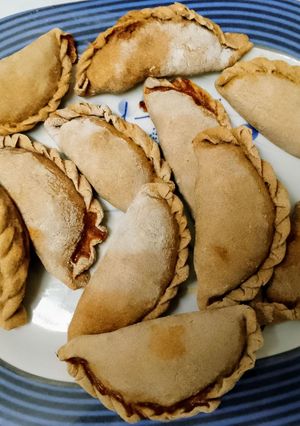 Una foto de Empanadas Veganas de Manzana o Pera con Canela y Pasas de Arándanos