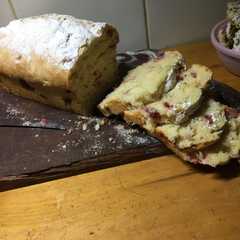 Una foto de Budín  de yogurt, limón y frutillas