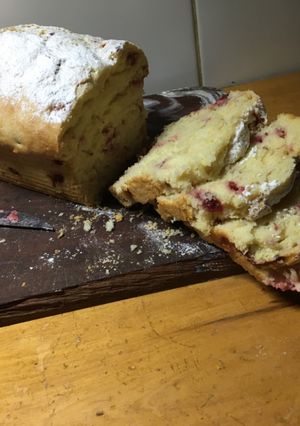 Una foto de Budín  de yogurt, limón y frutillas