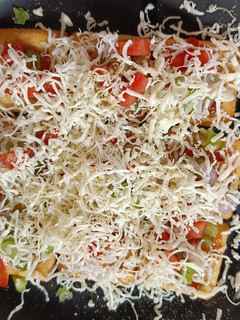 બિસ્કીટ પીઝા (Biscuit Pizza Recipe In Gujarati) રેસીપી મુખ્ય ફોટો