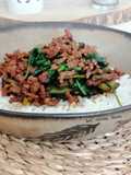 Wok de judías verdes, carne picada y espinacas