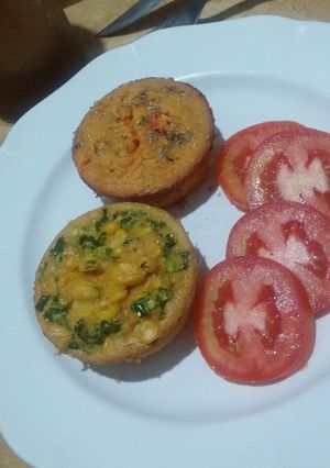 Una foto de Muffins salados de choclo y de tomate sin gluten